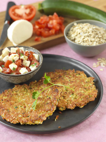 Prix engagés : Galettes flocons d’avoine et courgettes avec une salade de tomates (1,77 €/personne) 